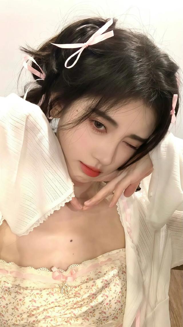 鞠婧祎，美艳动人，娇嫩欲滴