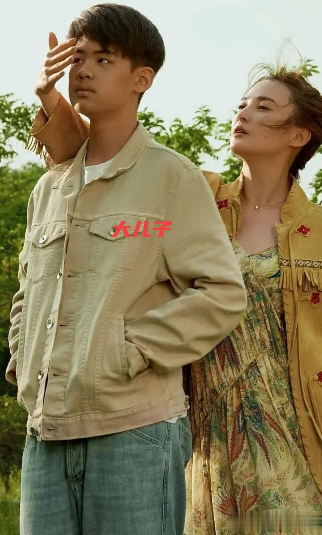 蒋勤勤一家出游,身上背2万LV包,陈建斌用小车推着7岁儿子乐开花