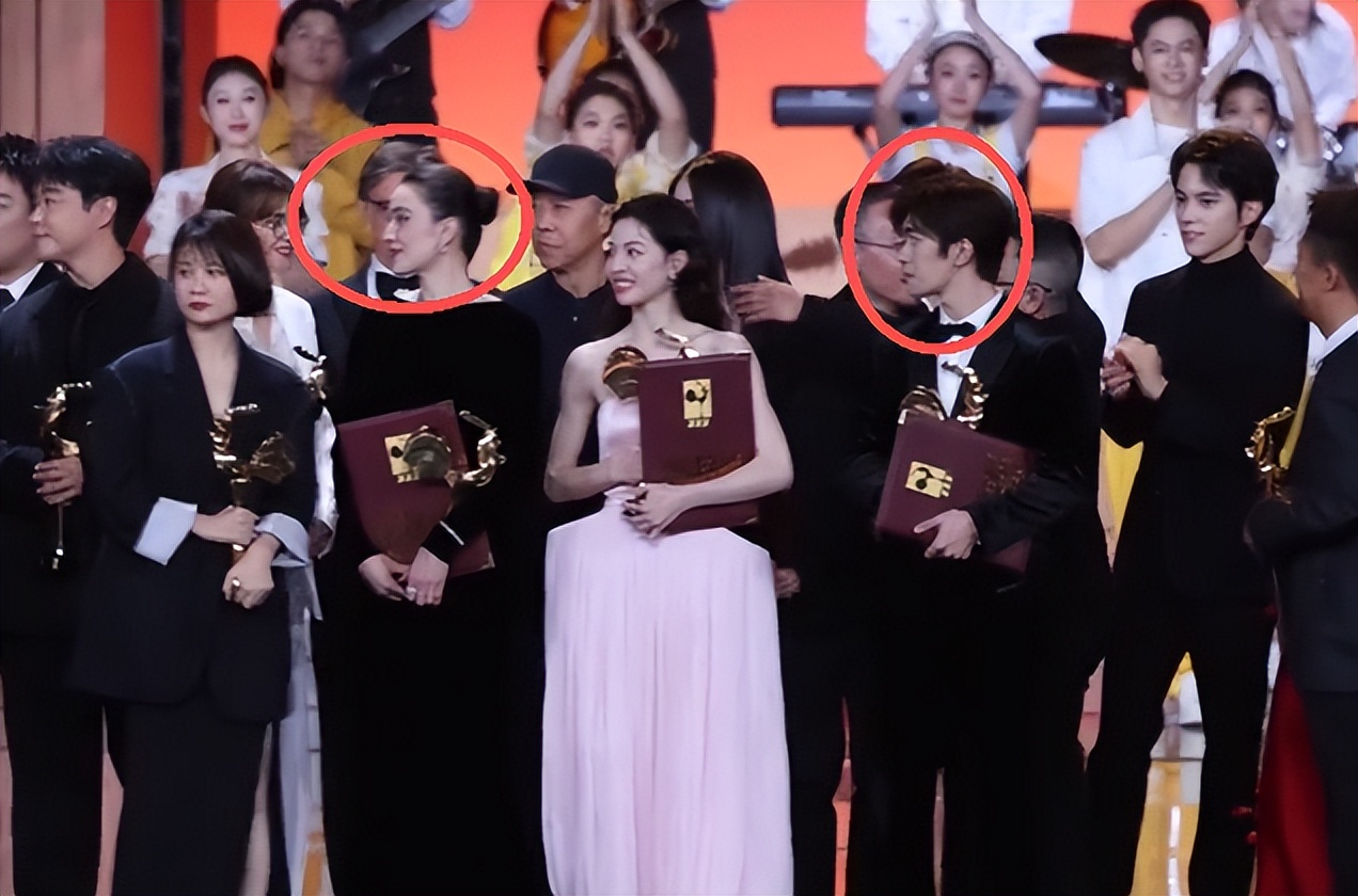 抢C事件重现？星光大赏，25岁女演员疑似抢位，粉丝为其证明清白