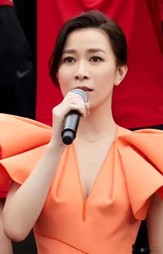 佘诗曼结构感礼服勾勒曼妙曲线！高跟凉鞋衬托完美脚踝