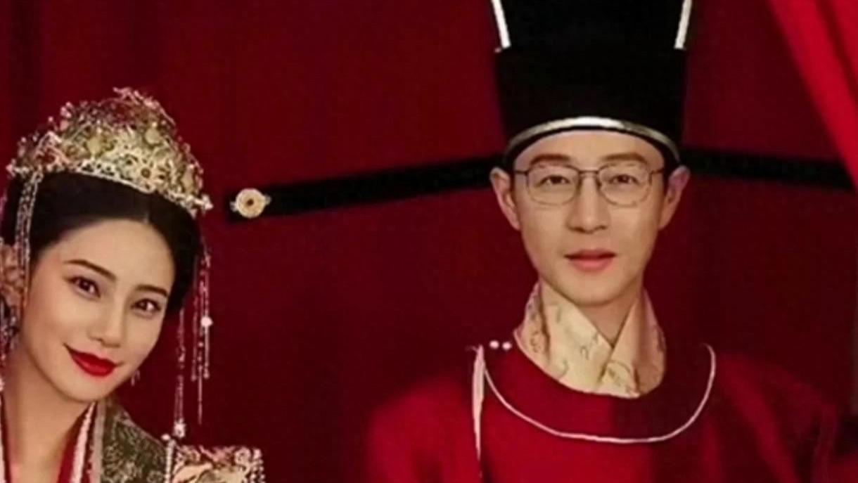 筱梅穿龙凤褂美出圈，汪小菲婚礼现场曝光，网友：伴手礼太讲究了！