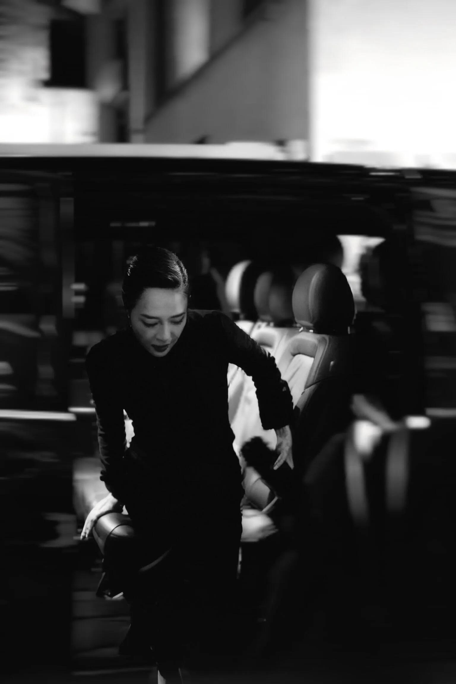 章子怡重返米兰时装周,一身蓝色阿玛尼很贵气,和胡歌坐一起养眼