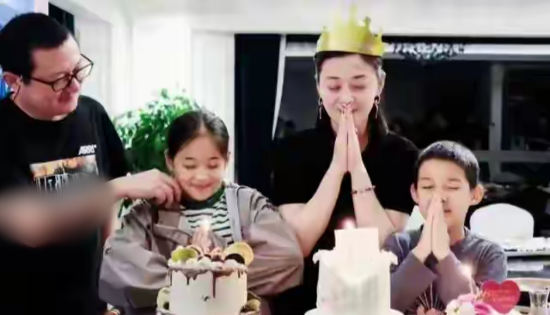 梅婷携家人在西班牙旅游，曾健穿着朴实，12岁快快对弟弟疼爱有加