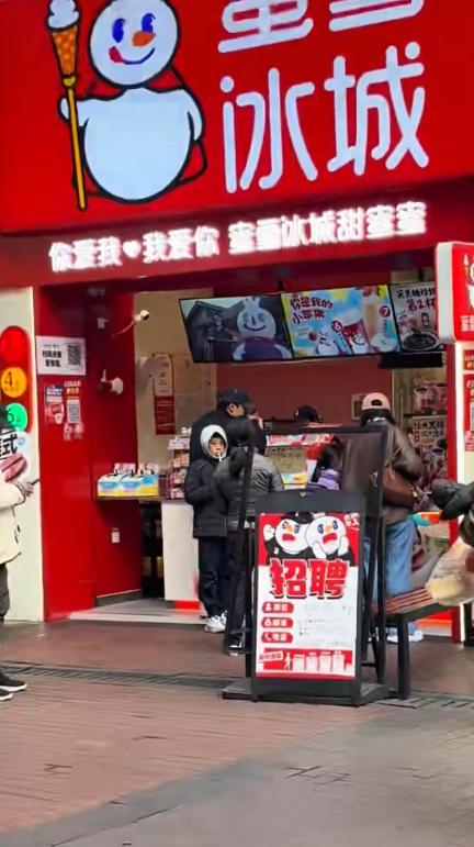 郭晶晶全家游南沙，8岁霍中妍戴眼镜像朱玲玲，5岁霍中怡像妈妈