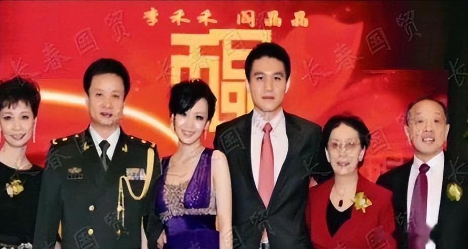 父亲是前外交部部长,岳父是歌唱家阎维文 ,他却独自创业成大老板