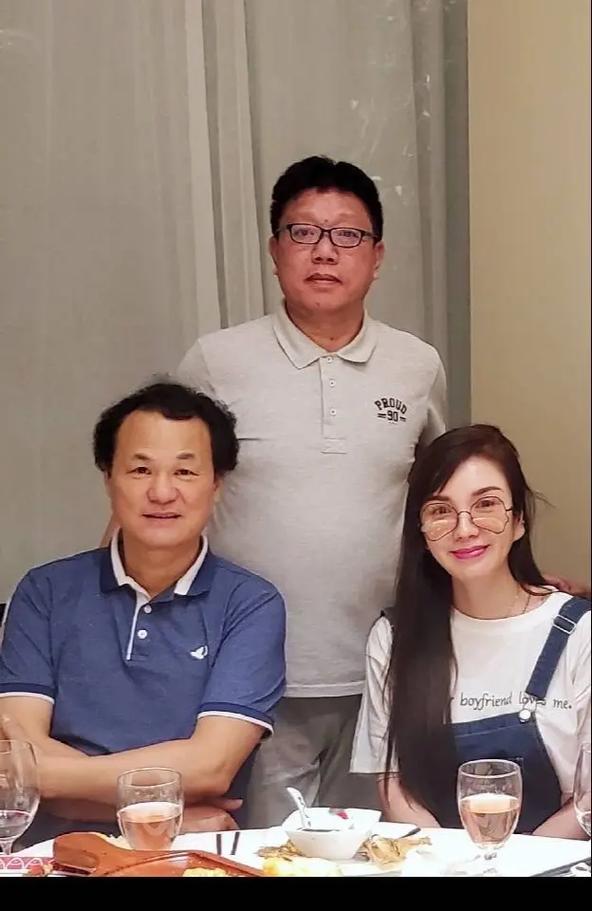 曾是上海顶流歌手，娶小27岁朋友女儿为妻，如今63岁已是歌厅老板