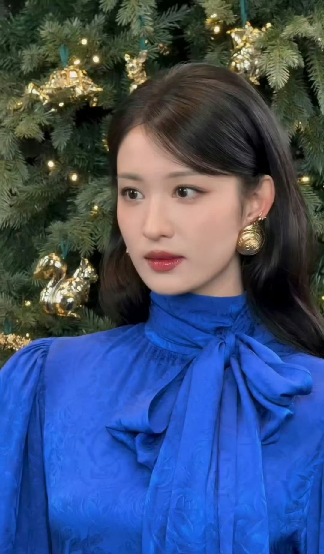 王楚然好美呀!身穿宝蓝色开叉纱裙,只有?浓颜高挑美女才能驾驭 ?!