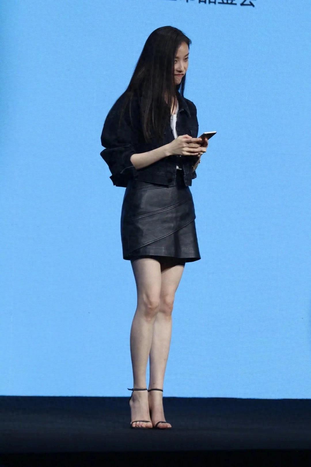 倪妮这一套很美,身材高挑,腿型也好看