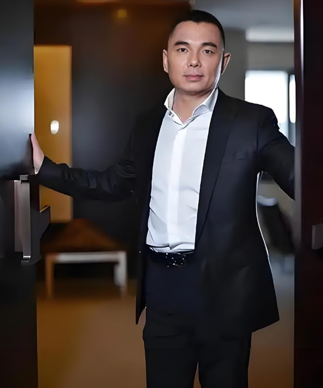 内地“刘銮雄”，年轻时30亿身家围猎女星，如今成老赖泪洒直播间