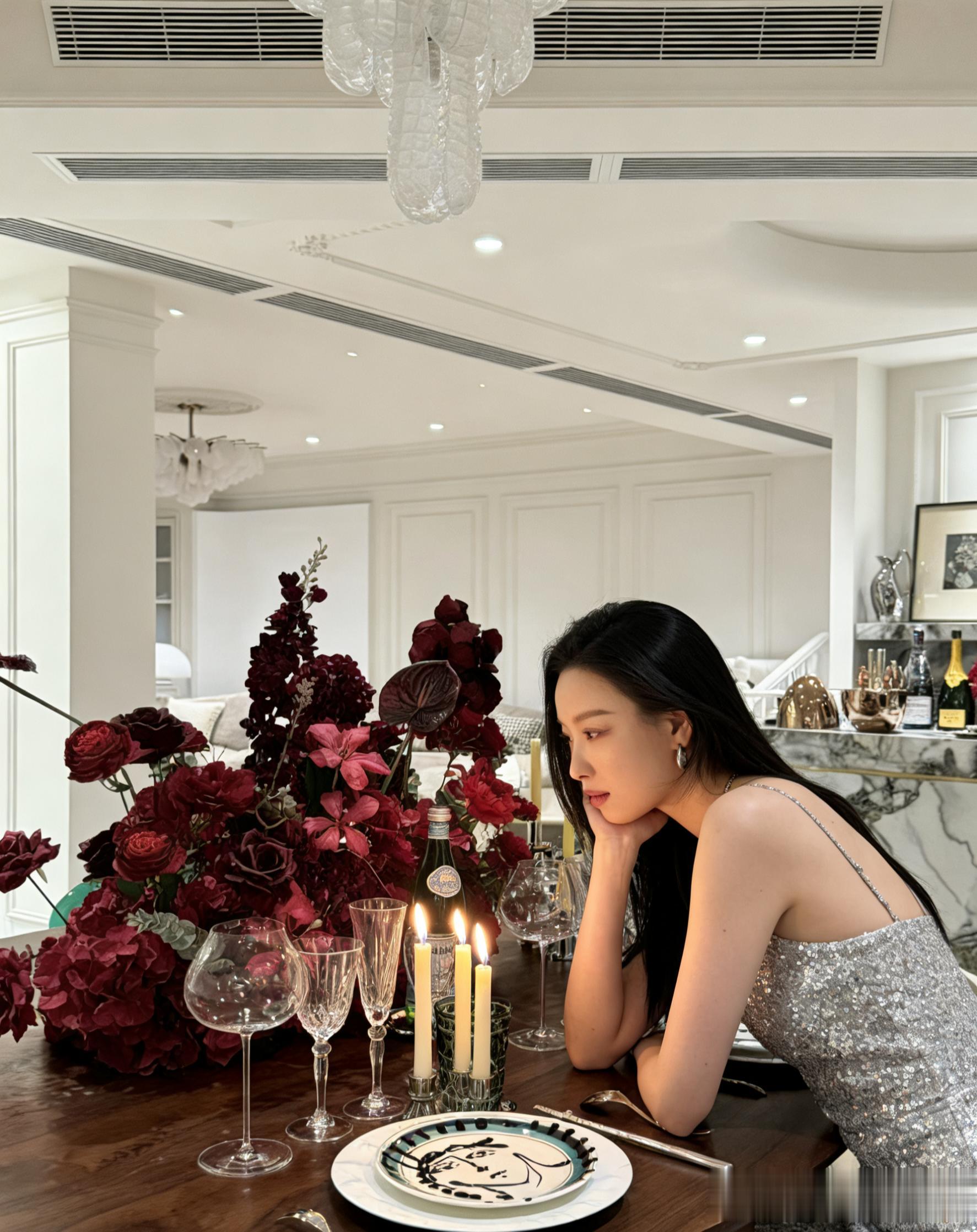 倪妮太豪！在北京家里过圣诞，意外曝光内景，难怪她看不上冯绍峰