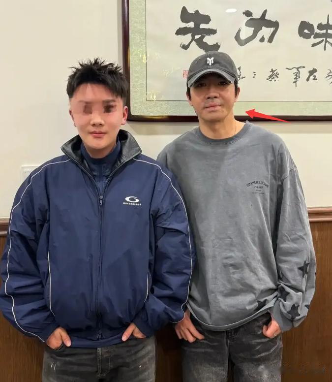 偶遇俞灏明夫妻度蜜月！胳膊上疤痕抢镜，王晓晨膀大腰圆孕味重