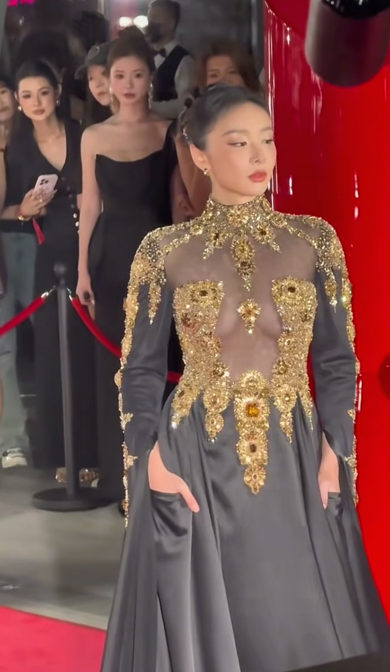 高叶走红毯造型，黑金色镂空长裙礼服霸气侧漏，梦回《狂飙》大嫂