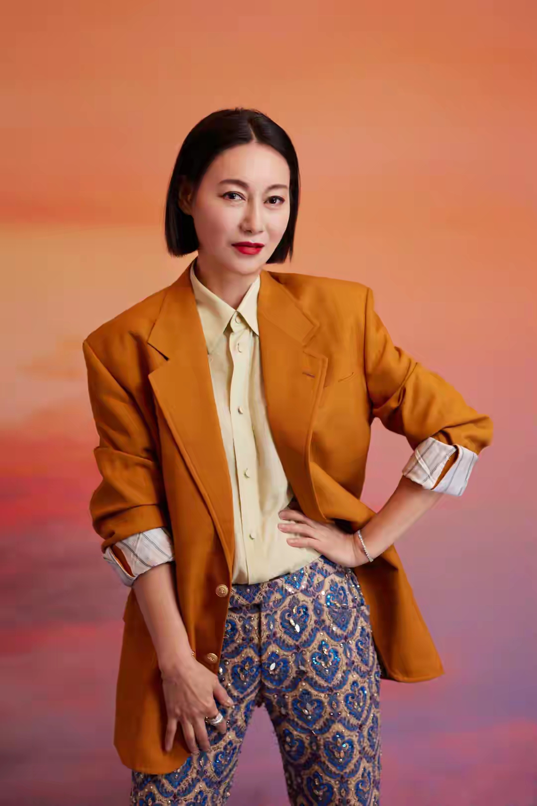 香港影后亲演跳楼戏三次才成功,替身不敢跳上热搜,网友大赞敬业