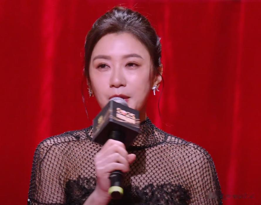 国剧盛典红毯星光黯淡，全靠中年女星撑场，生图显出她们真实状态