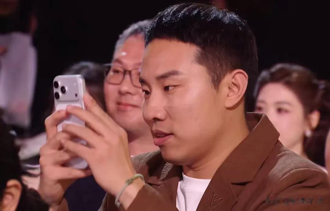 吴磊领奖镜头切赵露思，鞠婧祎脸僵像假人，星光大赏看点全在台下