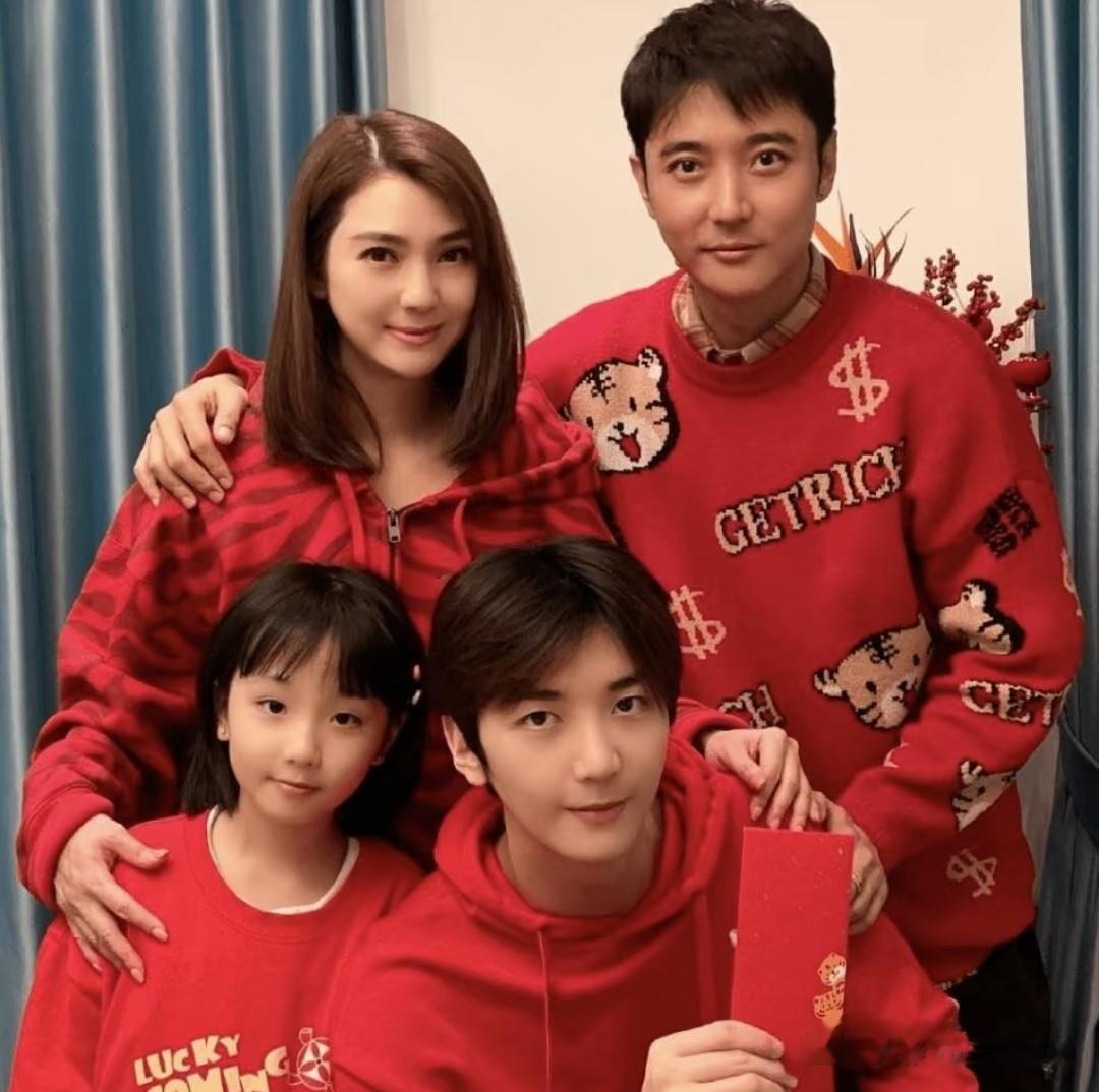 54岁洪欣晒一儿一女，俩孩子下半张脸巨像，都是大鼻子