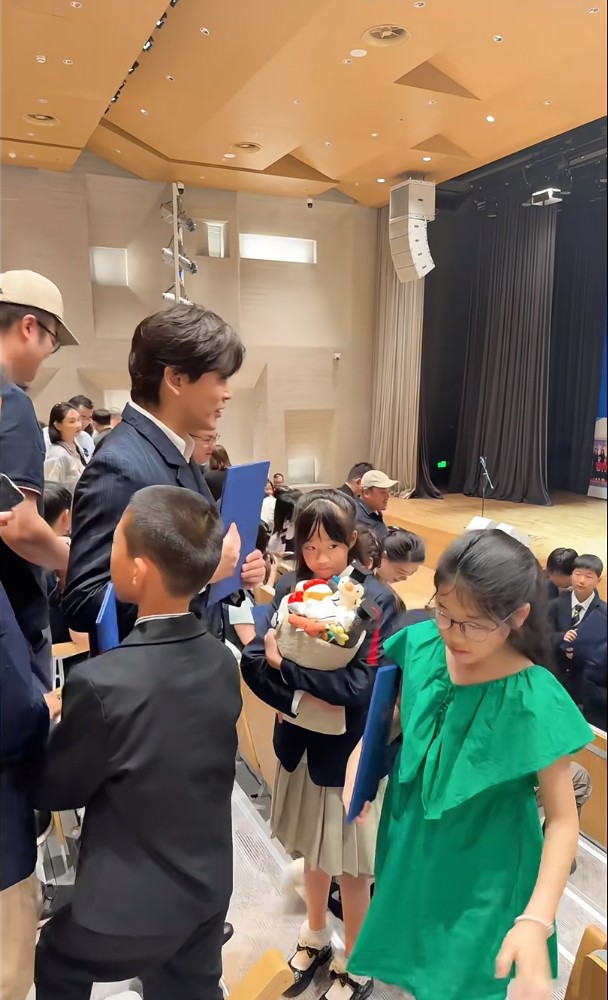 陈晓东参加女儿升学典礼,11岁女儿被推后表情抢镜