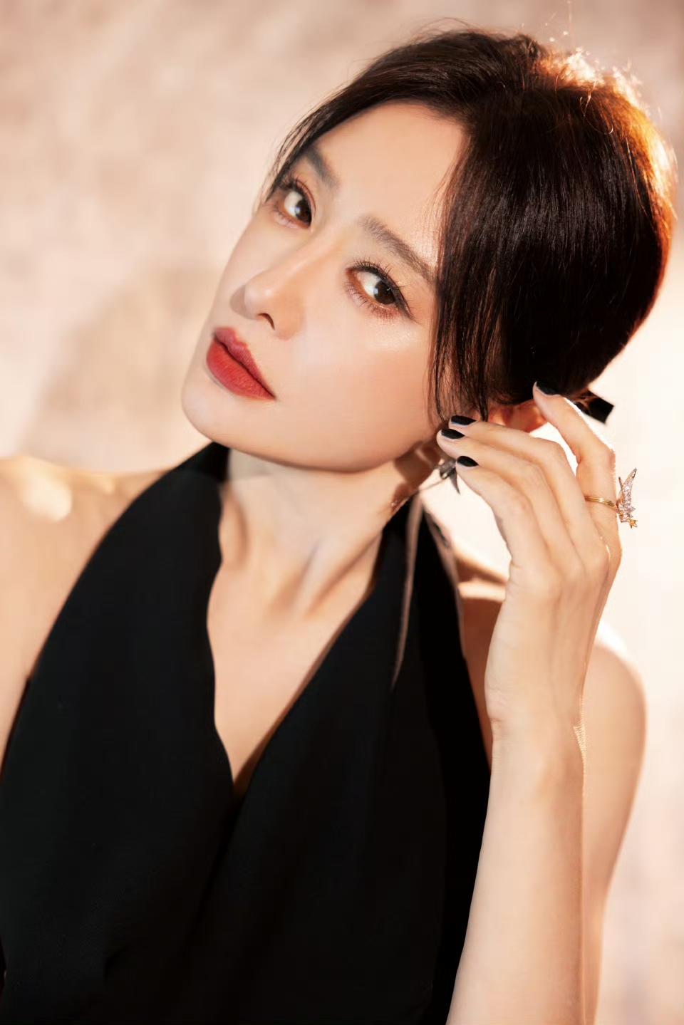 秦岚 一袭缎黑,立于灰调之境,沉静而优雅