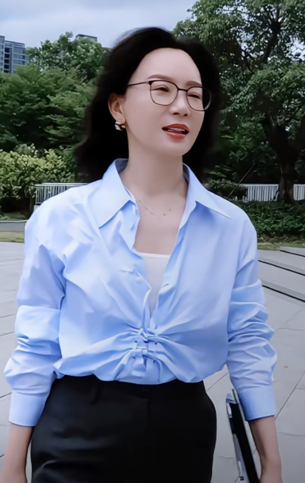 陈数又美出新高度,蓝衬衫配黑裤干练又精致