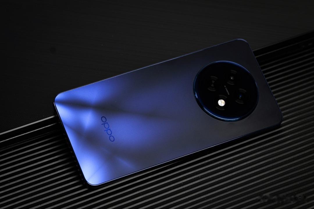 OPPO K13s外观图赏:不仅坚固耐用,更是握在手中的轻盈