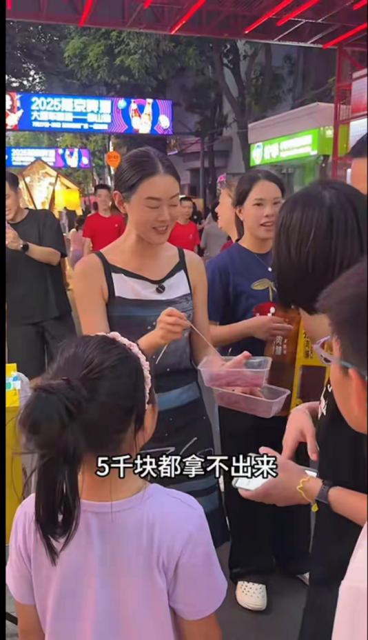 TVB“御用情妇”顶40度高温工作，穷到5000元没有，被指卖惨作秀