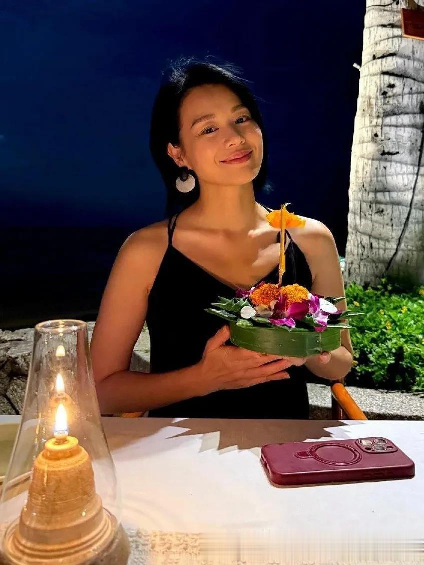 46岁胡杏儿和老公李乘德一起出国旅游,脸部素颜皮肤一般,好显老