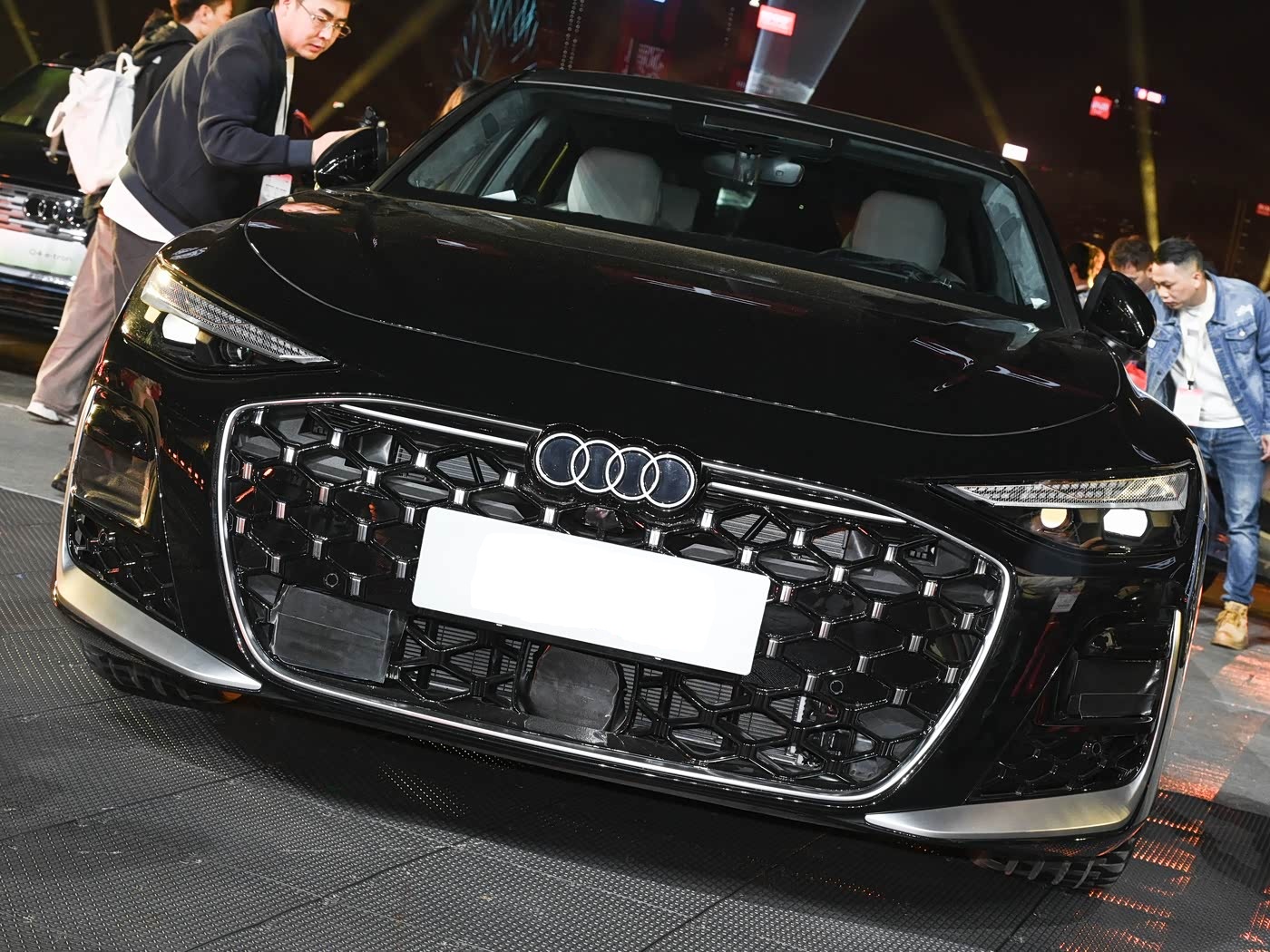 全新国产奥迪A6L亮相，全新动感外观，尺寸增加明显，提供V6动力