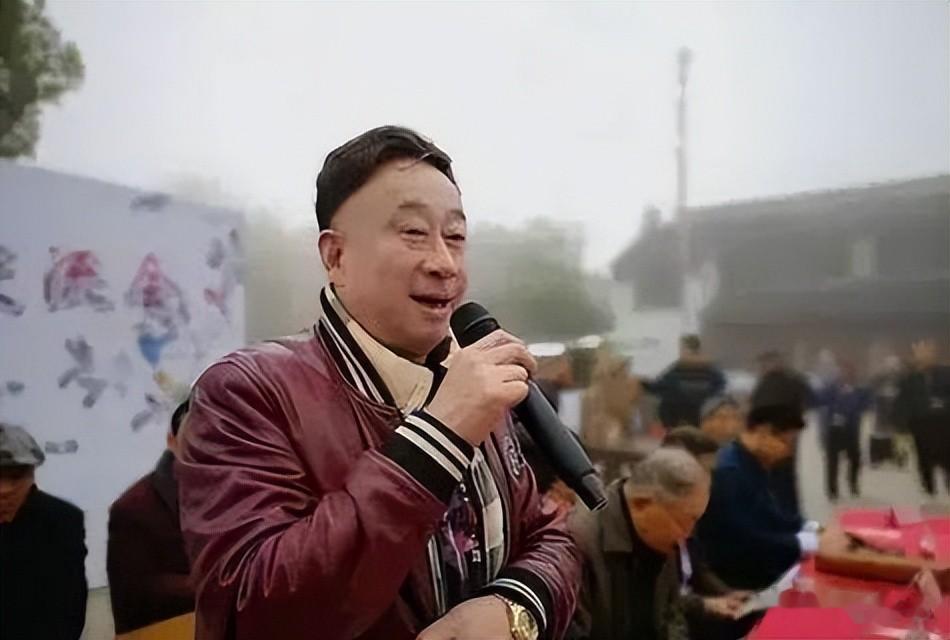 他是上海滑稽名家，前妻嫁给了同事，他娶小 30 岁娇妻，如今怎样了