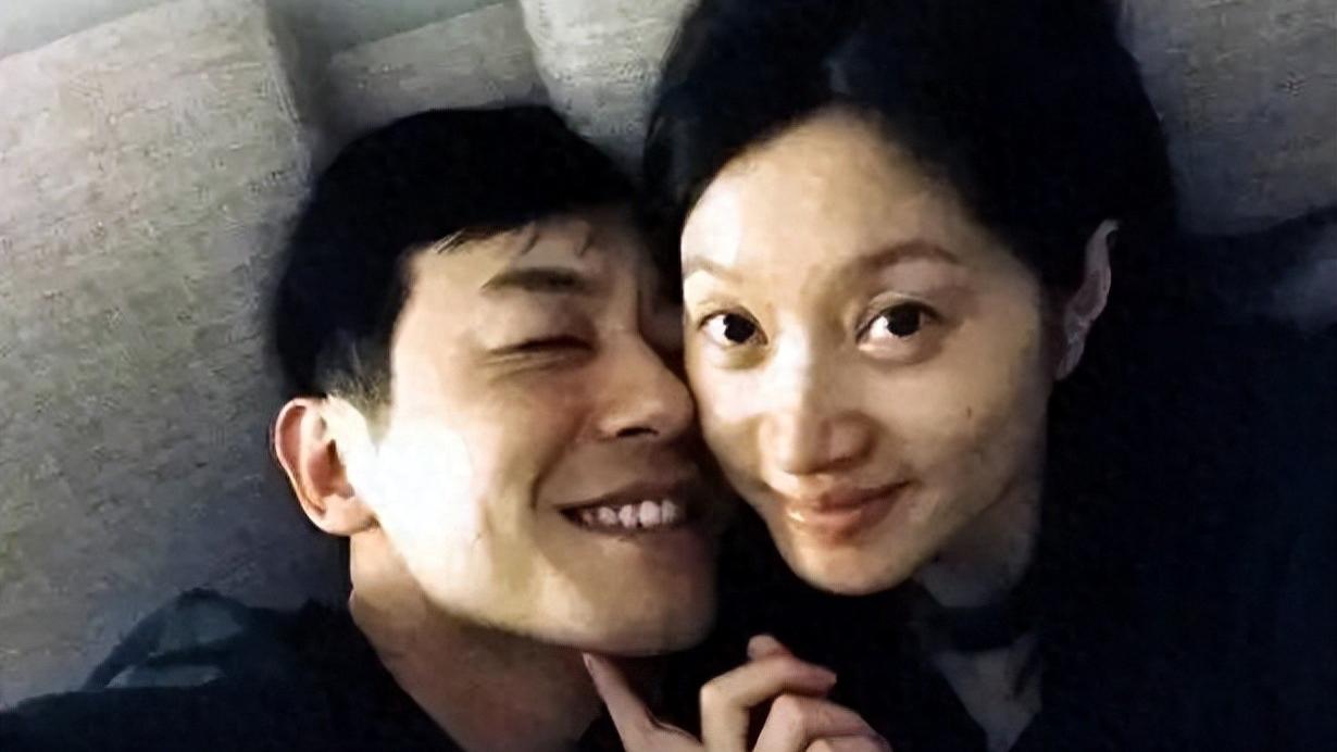 朱亚文沈佳妮夫妇罕见同框，俩女儿出镜好漂亮，全家都是高个子