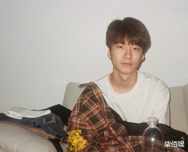 张亮儿子国外庆生，租的房子不大，衣服堆沙发上，一个人显冷清