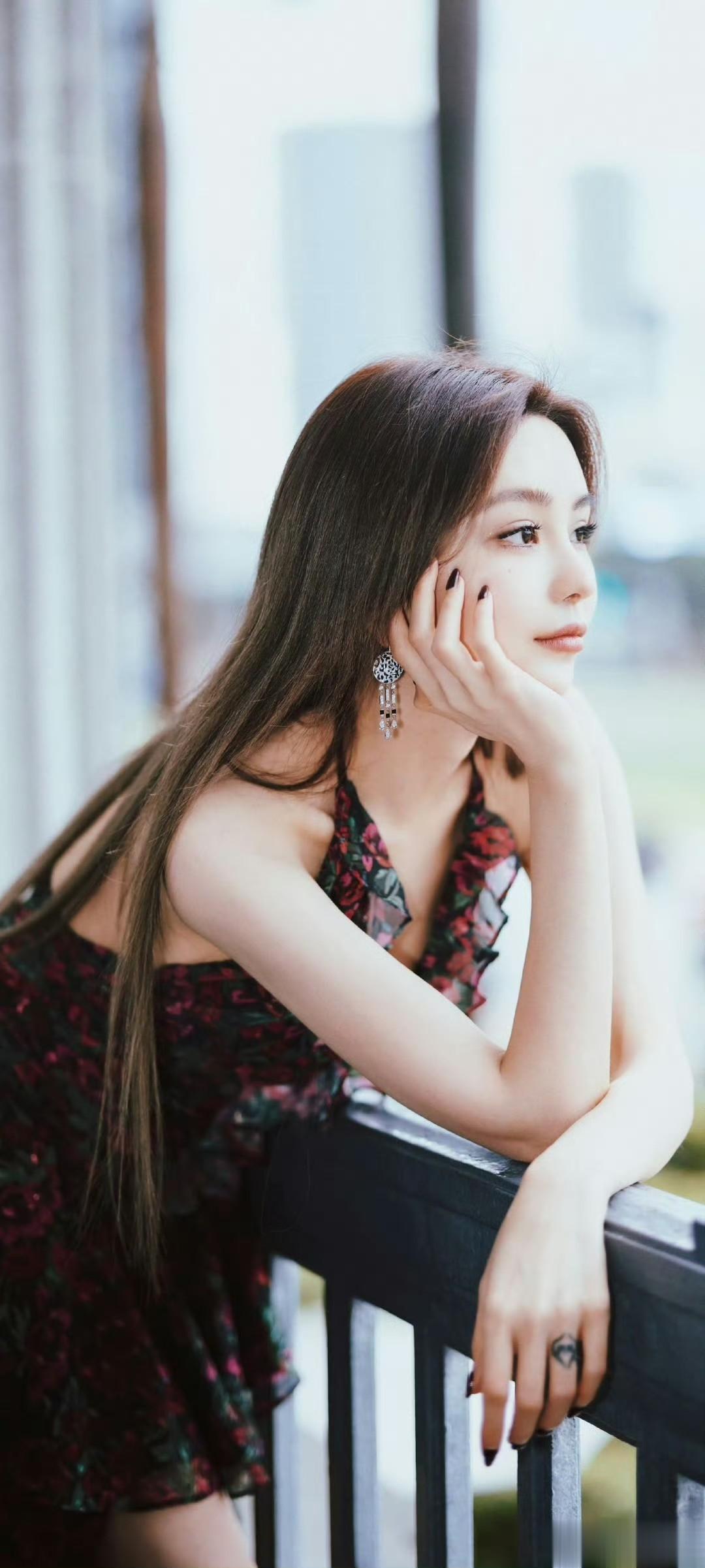 周扬青穿搭壁纸，裙装美腿，个性满满。