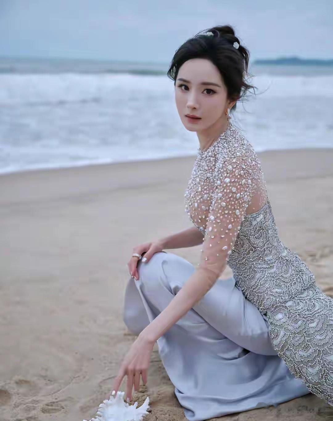 被杨幂这裙子骗了,以为是半透纱,实际是把“海边月光”穿身上了
