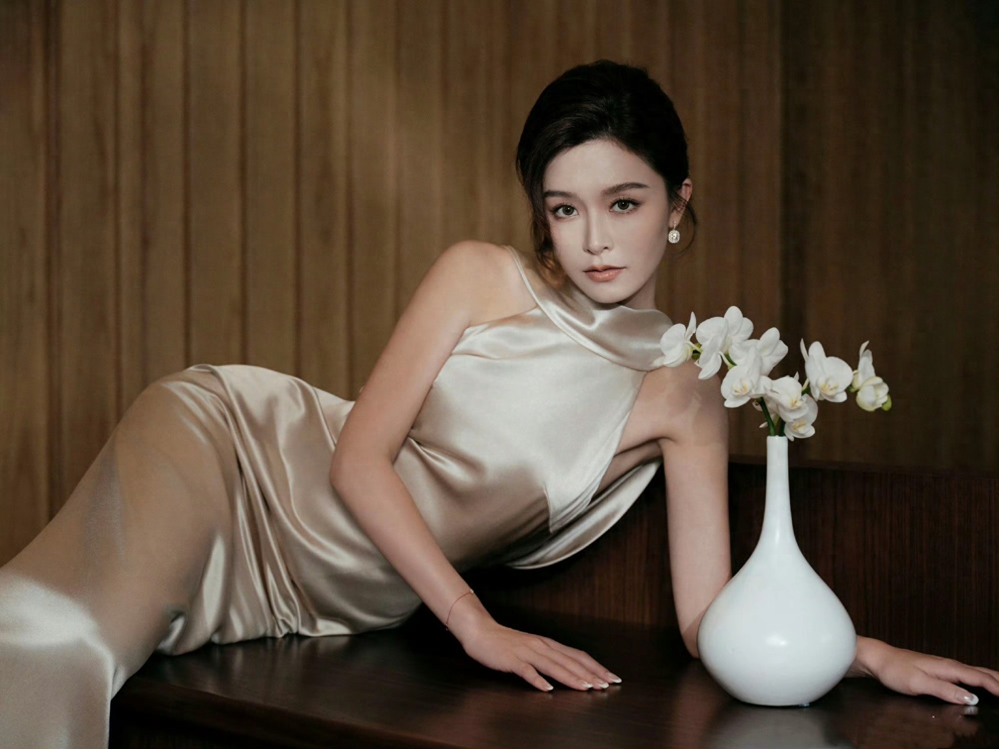 文咏珊睡美人，茶野玫瑰香槟露背裙，温柔优雅 ???