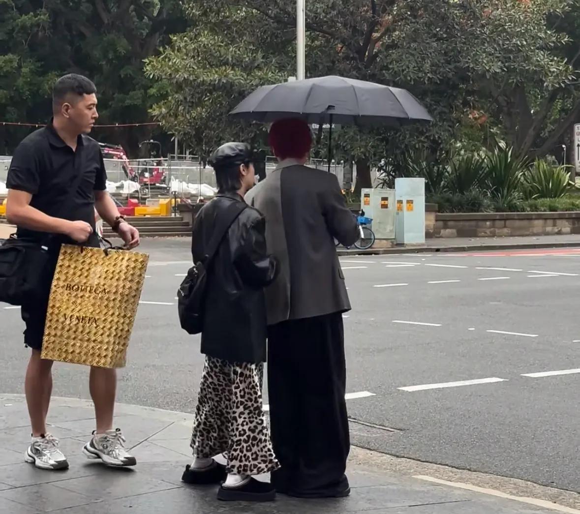 李荣浩夫妻现身国外街头,李荣浩贴心给老婆打伞,杨丞琳好小一只