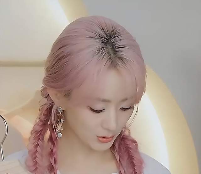 赵丽颖“粉发五五分造型”翻车?直播间频频走神,状态不佳引争议