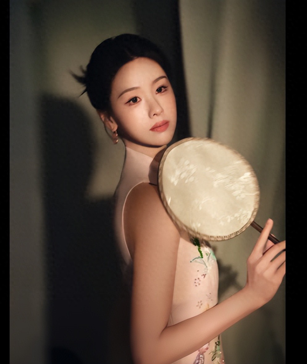 陈都灵粉色刺绣旗袍,颜值和身材在线,变身古典美人!