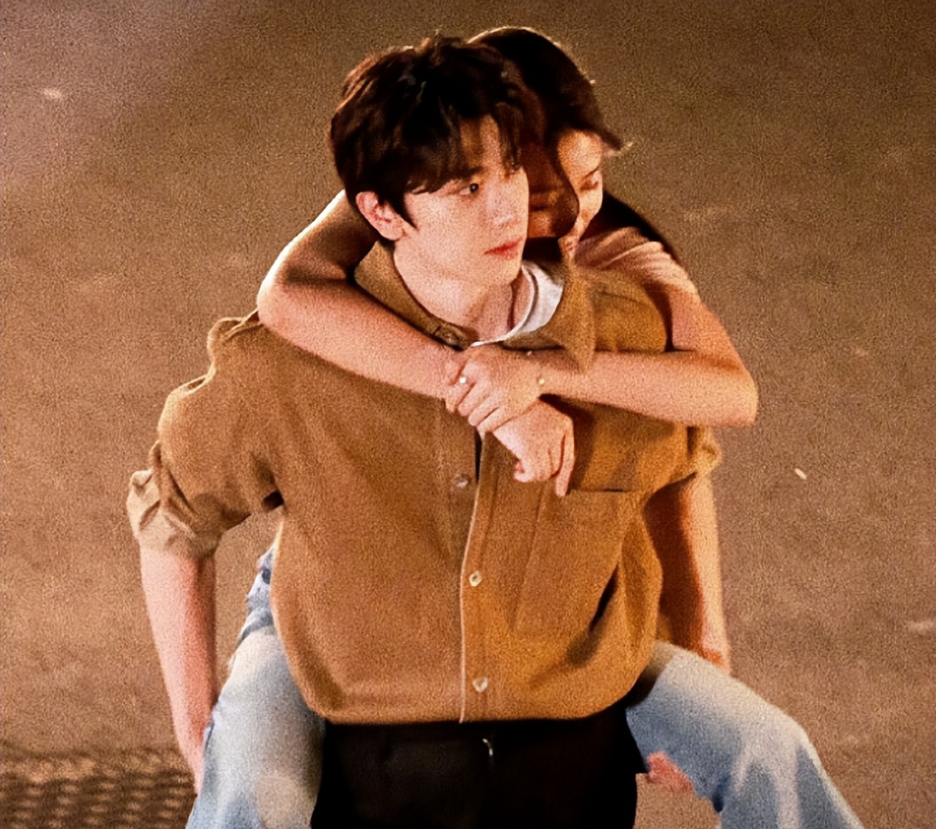 卢昱晓《折月亮》穿婚纱太唯美！比韩剧女主还权威，同框照好甜！