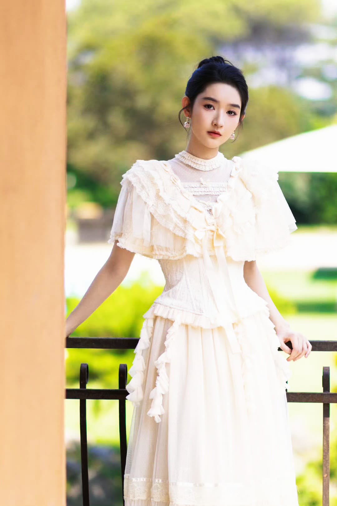 王玉雯被偶遇,白到发光筷子腰抢镜,网友:这是女明星的深夜食堂