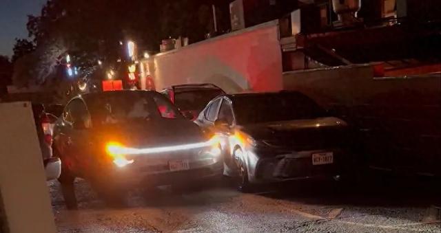 特斯拉無人出租上線兩周就撞了，起步剮蹭路邊車輛，純視覺方案受爭議