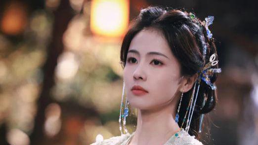 天天演美女，部部搭顶流，她到底什么来头？