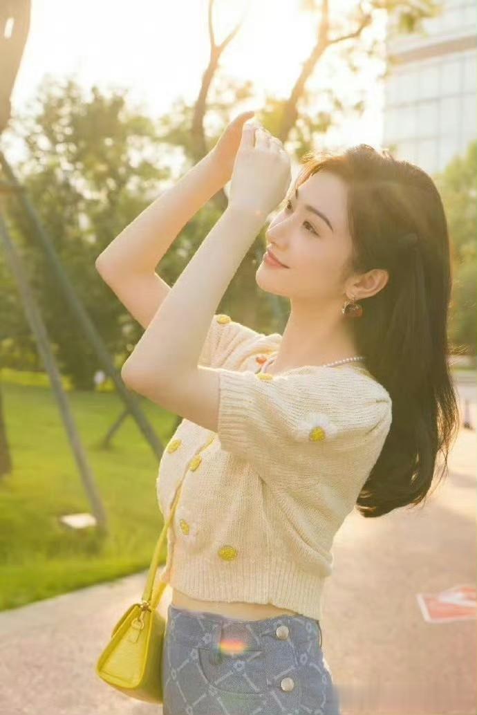 景甜夏日清新穿搭,阳光草地间尽显甜美活力!