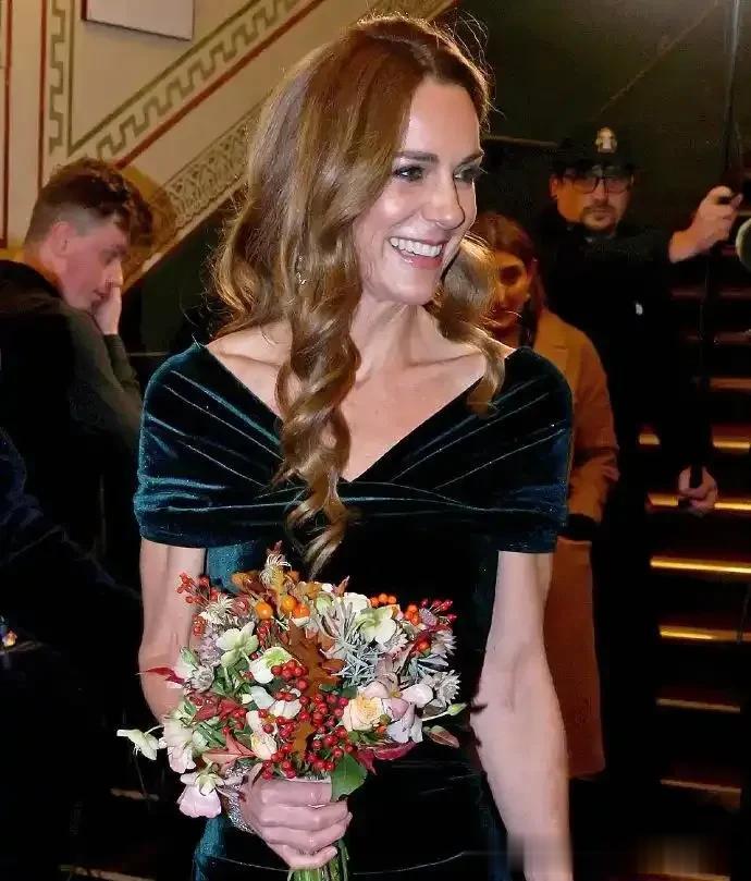 凯特王妃精致到头发丝！穿深绿色丝绒礼服裙大秀锁骨，皇室门面！