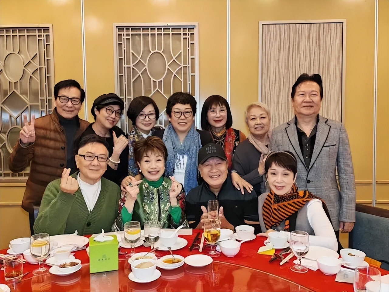 TVB第一期艺训班演员聚会,70岁资深女星罕现身获赞冻龄有术