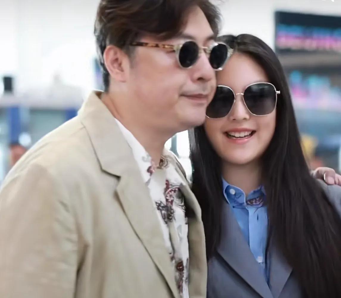王岳伦送女儿开学!15岁王诗龄走老钱风却很显老,衣品还不如爸爸