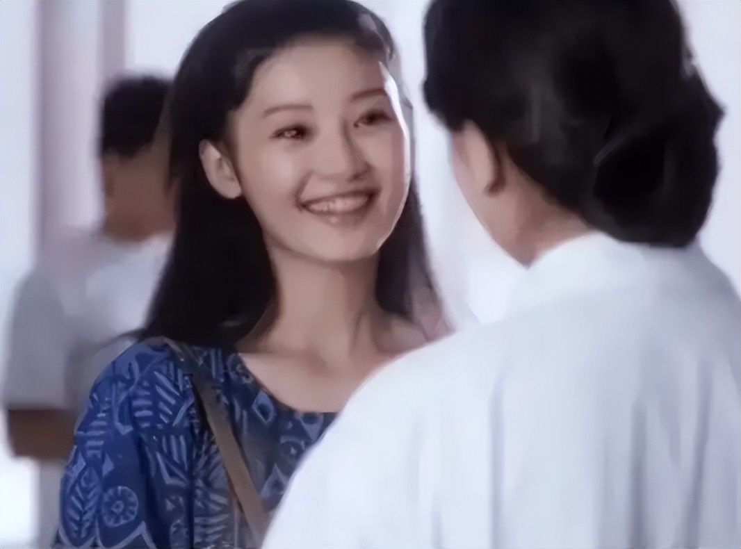 58岁徐帆近照美人迟暮!皮松肉垮老到不敢认,步履蹒跚像走不动路