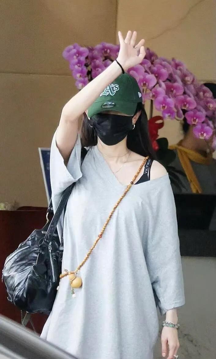 杨幂带着葫芦去米兰，她穿Prada海魂衫探店，腿瘦的裤子撑不起来