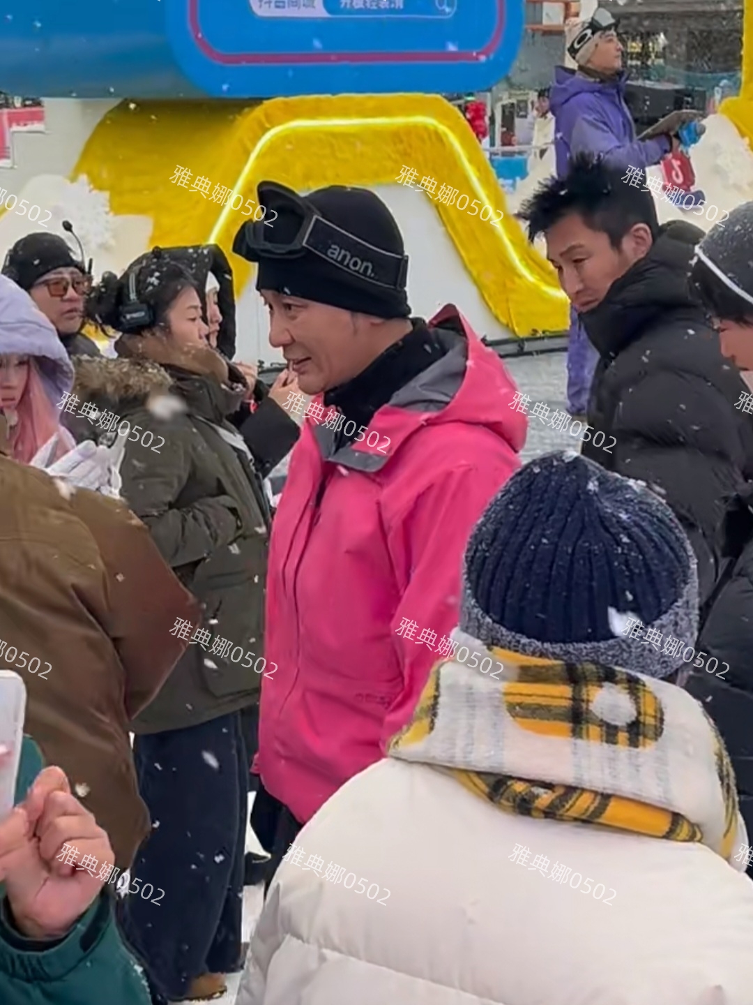 李晨穿红粉色冲锋衣长白山滑雪，不仅身材发福很多还姨味儿十足