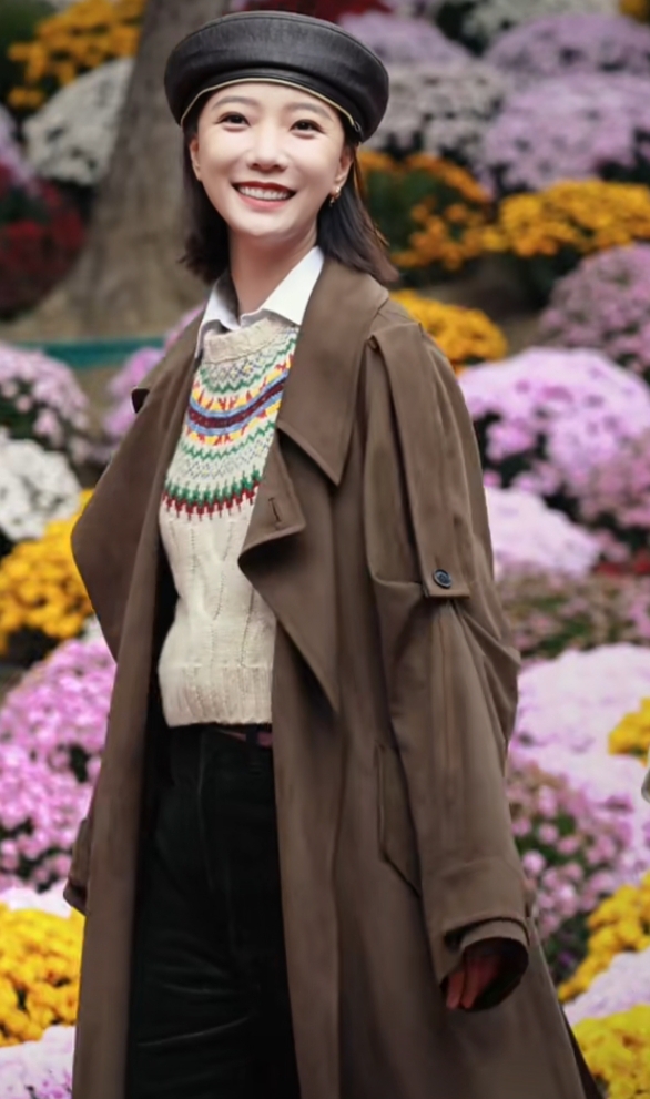 王珞丹现身花开中国，贝雷帽搭棕色大衣，简约又时尚