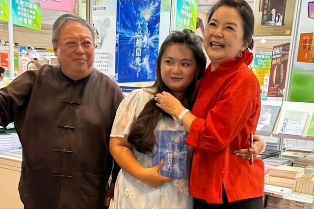 67岁胡慧中现身香港，带女儿看樱花，女儿身材臃肿，长相中等偏下