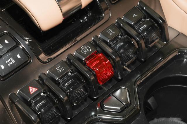 长近5米2，4.8秒破百，华为智驾+非承载车身+两把锁，放弃普拉多